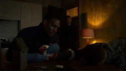 Castle revient après avoir parlé à Dinah Madani