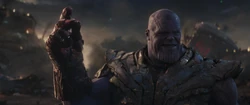 Thanos claque des doigts
