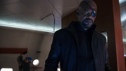 Fury regarde les dommages fait au 