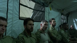 Castle écoute le débriefing de l'agent Orange