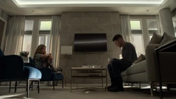 Castle et Amy Bendix assis pour parler