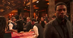 T'Challa note la commotion