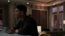 Castle écoute les commentaires d'Amy Bendix