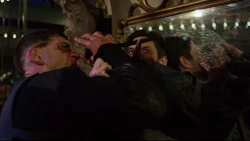 Le Punisher est poignardé par la lame cachée de Billy Russo