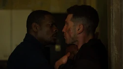 Castle est arrêté par Curtis Hoyle