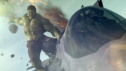 Hulk démolit un avion de chasse en plein vol