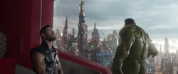 Hulk montre à Thor le Quinjet