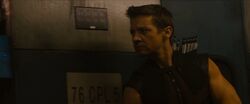 Hawkeye se faufile dans le navire d'