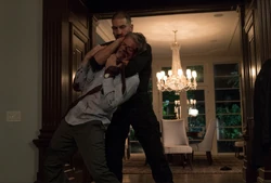 Castle brise furieusement la nuque de Carson Wolf