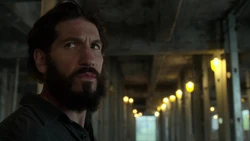 Castle ignore la blessure de Scut au travail