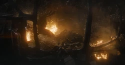 Adam à l'intérieur du vaisseau en feu