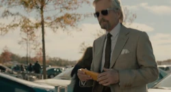 Pym corrompt discrètement l'un de ses employés