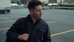 Castle regarde Amy Bendix quitter l'hôtel