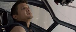 Hawkeye esquive les attaques d'Ultron