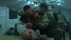 Castle attaquant furieusement l'agent Orange