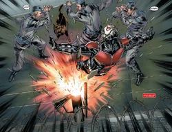 Un Ant-Man rétréci échappant à des soldats et à un chien de garde