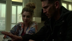 Castle obtient d'Amy Bendix qu'elle lui enlève son plâtre