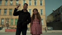 Castle et Amy Bendix offrent de l'argent à Clive