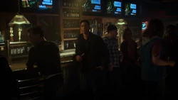 Castle passe du bon temps au Lola's Roadhouse