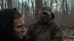 Castle parle calmement avec l'artilleur Henderson