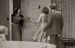 Agnes donne un ananas à 