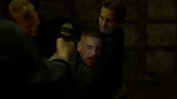 Castle est brutalement torturé par Finn Cooley