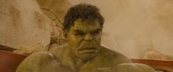 Hulk jaillit de l'amas de décombres