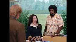 Agnes dit au revoir aux voisins