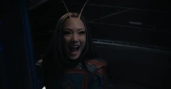 Mantis regarde Peter Quill écouter ses conseils