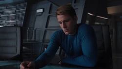 Rogers regarde les cartes