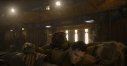 Adam se joint maladroitement à l'étreinte du groupe