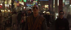 Kaecilius regarde l'arrivée de 