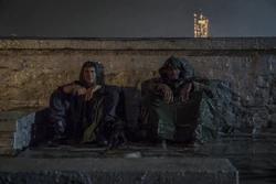 Castle et Curtis Hoyle en planque sous la pluie