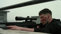 Le Punisher tente d'assurer la vie de Curtis Hoyle