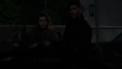 Castle et Amy Bendix arrivent à la caravane