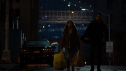 Castle et Amy Bendix quittent l'appartement de Dinah Madani