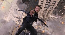 Hawkeye saute d'un toit