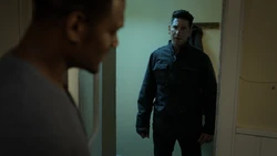 Castle entre dans l'appartement de Curtis Hoyle