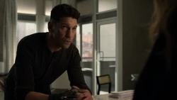 Castle parle de sa famille à Amy Bendix