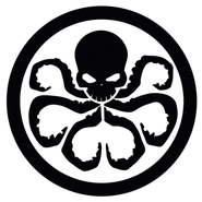 Le symbole inspiré de la véritable forme de Hive. Les tentacules représentent la portée invasive d'HYDRA.[36] Cette variante a été utilisée sur le drapeau noir et les uniformes verts d'HYDRA. Également utilisée sur le manteau long de Johann Schmidt.