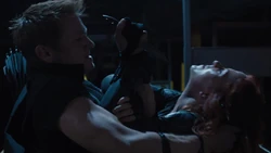 Hawkeye tente de poignarder 