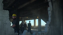 Castle frappant le mur de béton