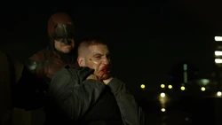 Le Punisher se bat et est maîtrisé par Daredevil