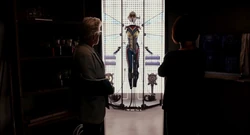 Pym montre le costume à 