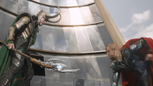 Loki combat Thor au sommet de la Tour Stark