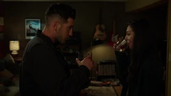 Castle et Beth Quinn partageant un verre