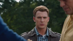 Rogers regarde le tesseract quitter la Terre