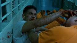 Castle se bat contre plusieurs détenus