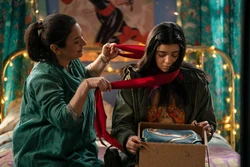 Khan reçoit un nouveau costume