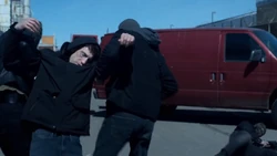 Castle inconscient traîné au loin